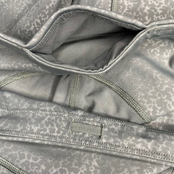 Athleta Ultimate Stash Pocket Embossed 7/8 Tight Leggings - Picture 5 of 10